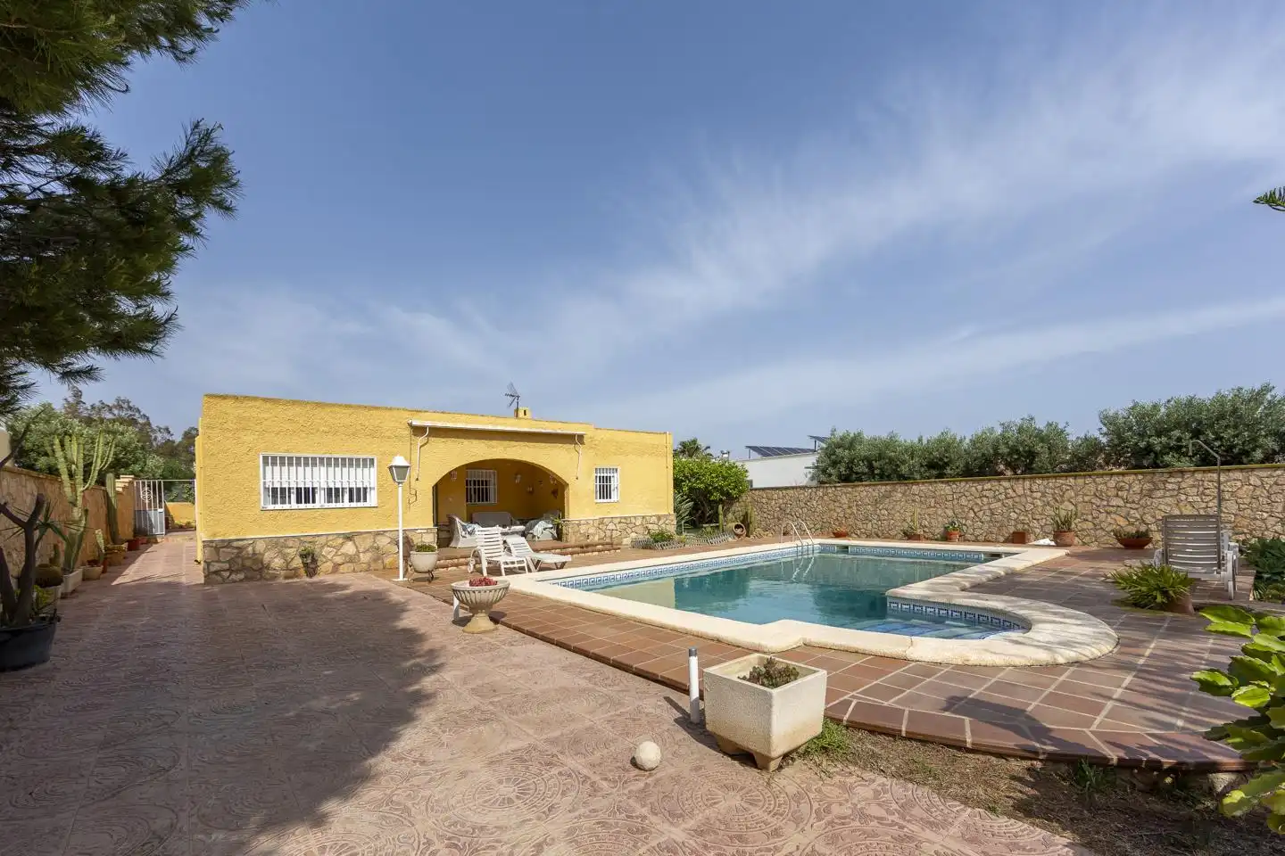 Piscina de Casa o chalet en venta en  Almería Capital con Aire acondicionado, Jardín privado y Terraza