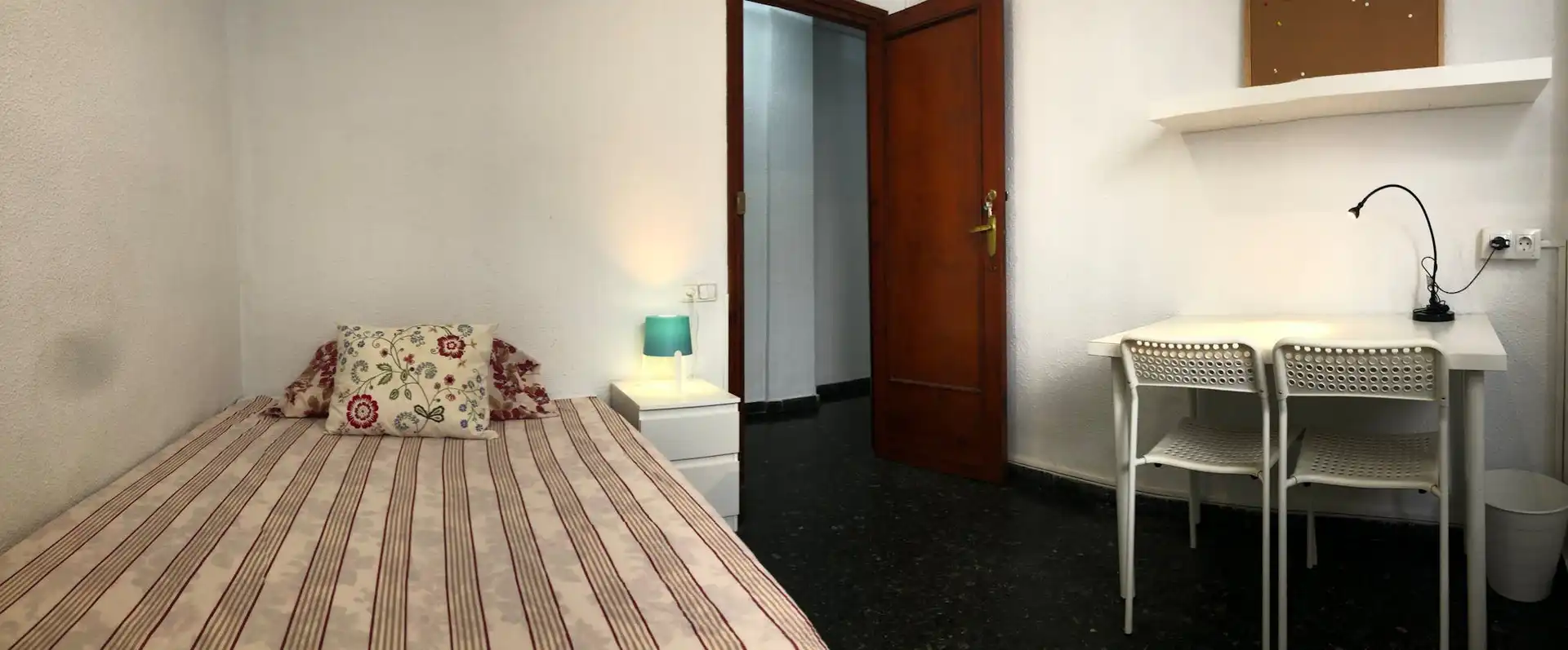 Bedroom of Flat for share in Valencia  with Washing machine and Internet
