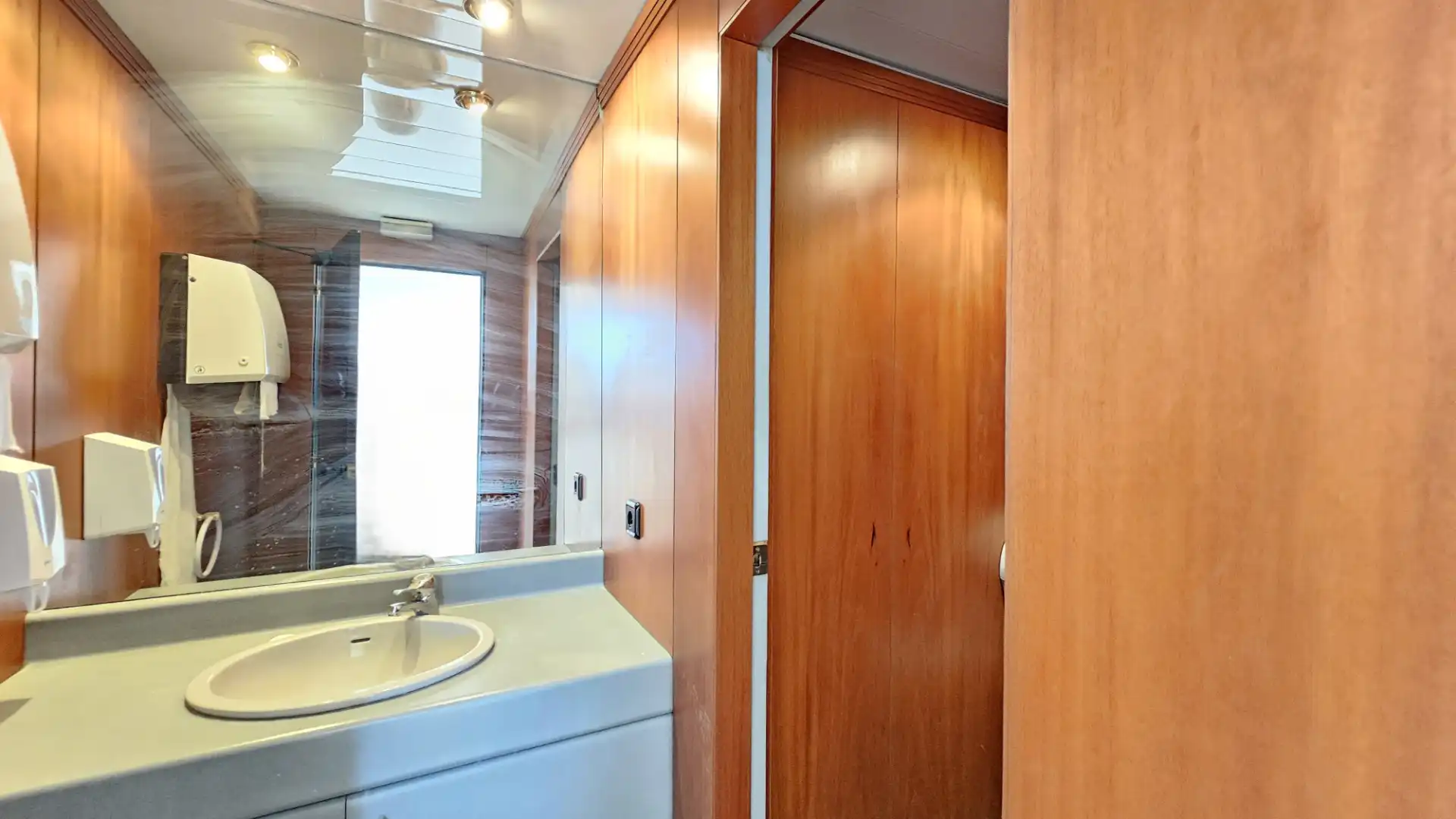 Baño de Oficina de alquiler en Barcelona con Aire acondicionado, Calefacción y Internet