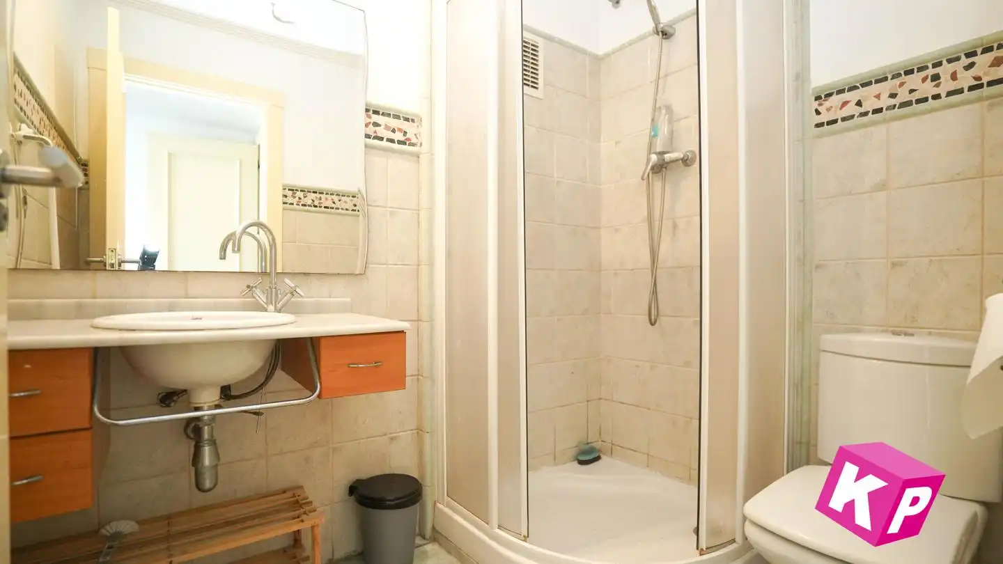 Badezimmer von Wohnung zum Verkauf in Santa Pola mit Klimaanlage, Heizung und Terrasse