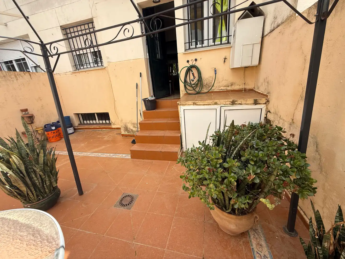 Terrasse von Einfamilien-Reihenhaus zum Verkauf in Aljaraque mit Klimaanlage, Heizung und Privatgarten