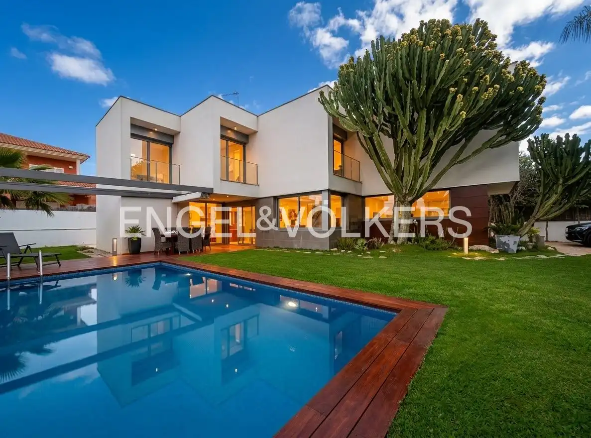Chalet con terraza en venta en Carrer dels Estornells, imagen 2