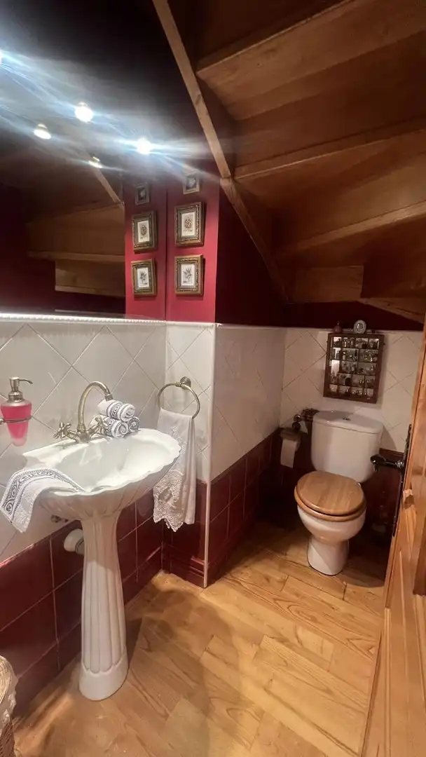 Badezimmer von Haus oder Chalet zum Verkauf in Suances mit Heizung, Privatgarten und Parkett