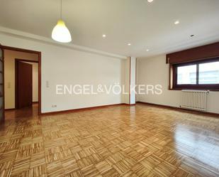 Sala d'estar de Apartament de lloguer en Pontevedra Capital  amb Aire condicionat, Calefacció i Parquet