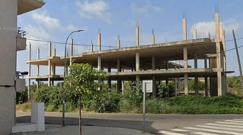 Edificio de obra parada en construcción en Alcanar.
