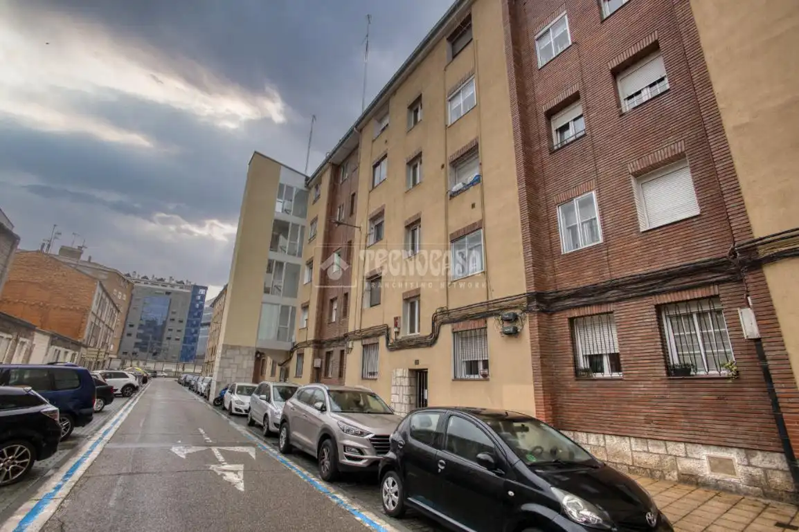 Vista exterior de Edifici en venda en Valladolid
