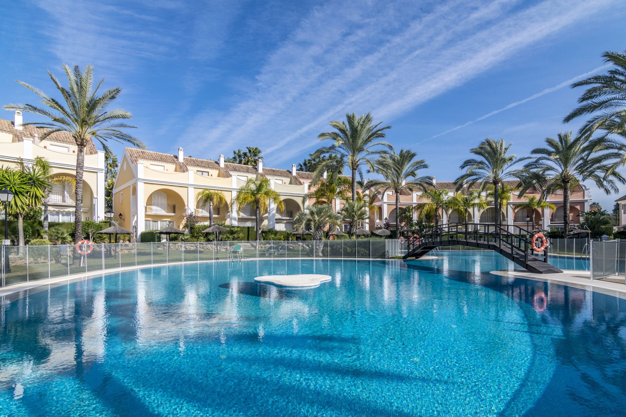 Piscina de Casa adosada en venda en Marbella amb Aire condicionat, Calefacció i Jardí privat