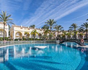 Piscina de Casa adosada en venda en Marbella amb Aire condicionat i Terrassa