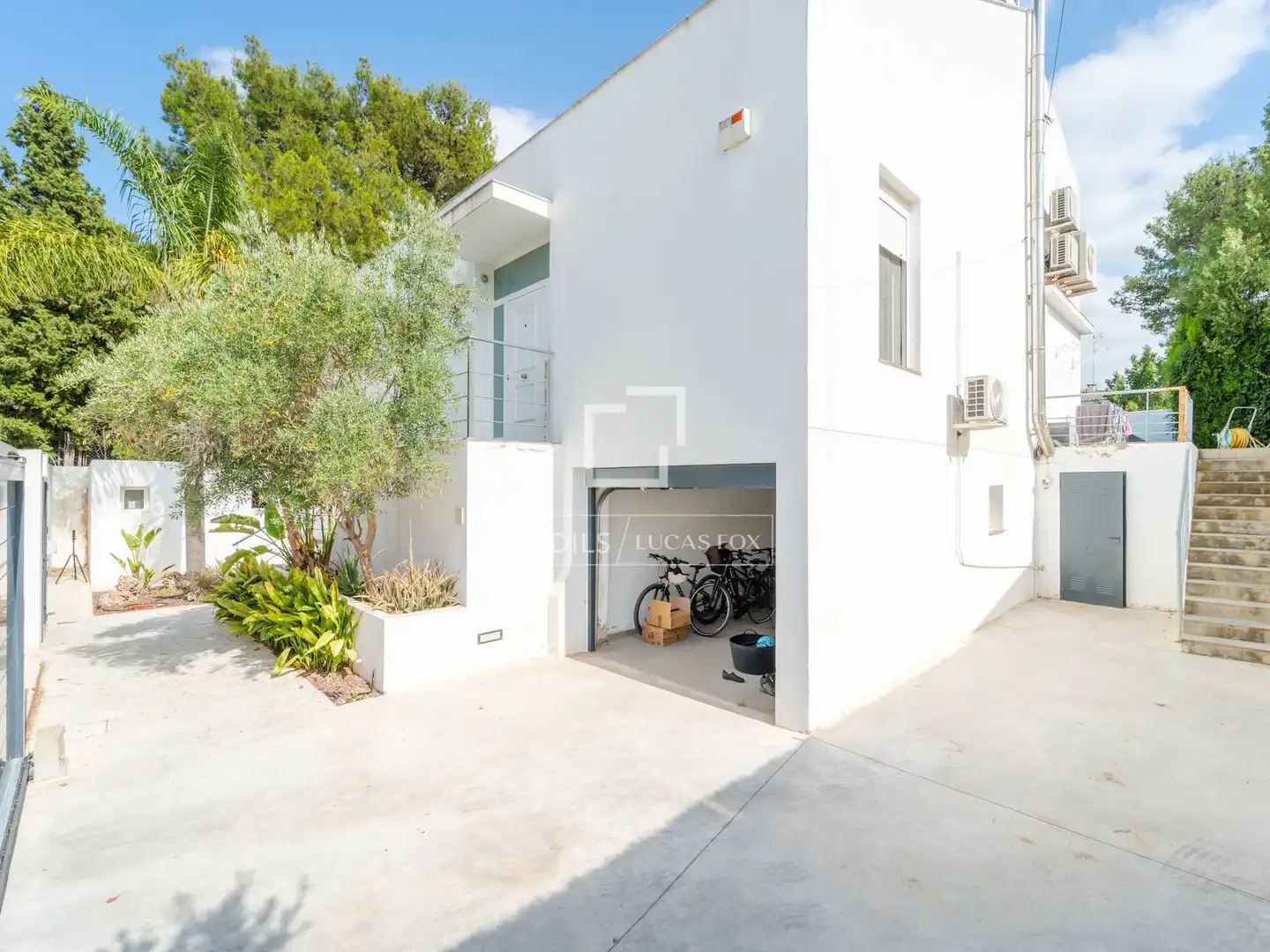 Vista exterior de Casa o xalet en venda en L'Eliana amb Aire condicionat, Jardí privat i Traster