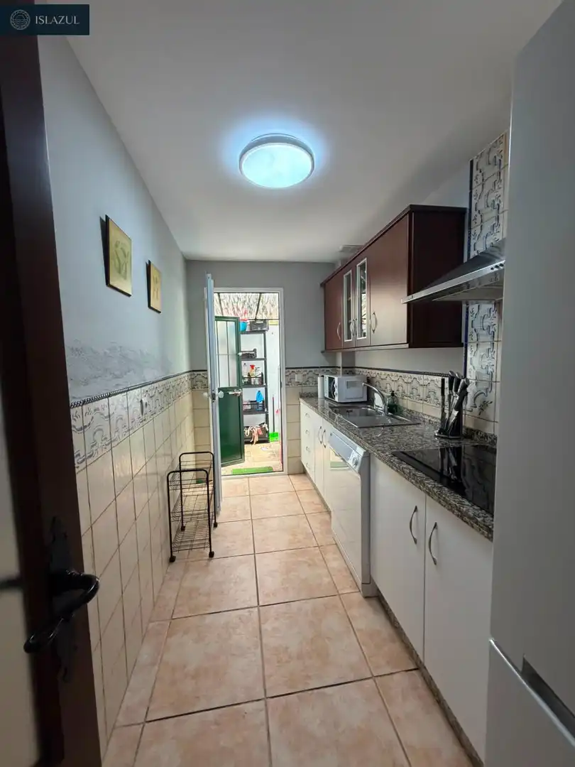 Küche von Einfamilien-Reihenhaus zum Verkauf in Islantilla mit Privatgarten, Terrasse und Abstellraum