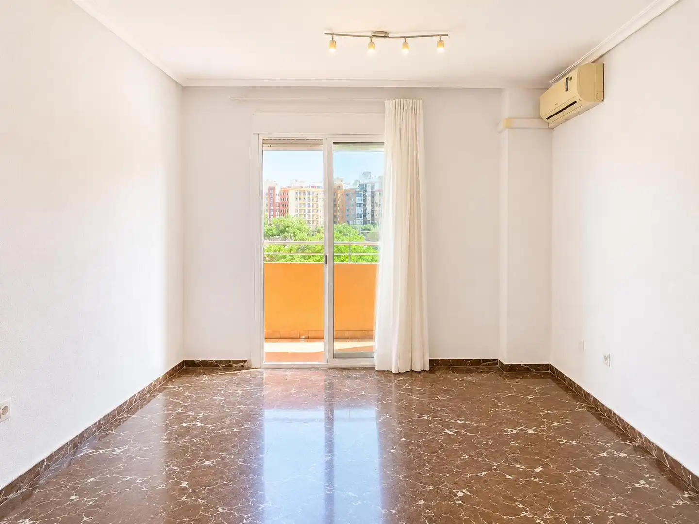 Terraza de Piso en venta en Valencia con Aire acondicionado, Amueblado y Horno