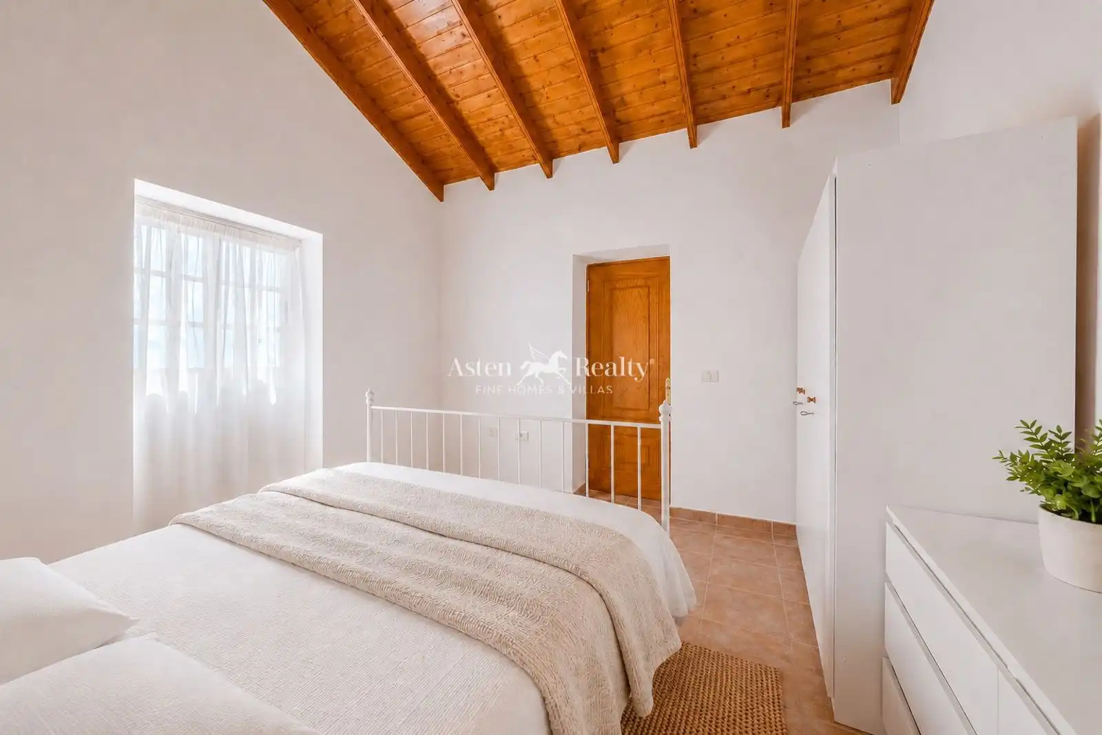 Dormitori de Casa o xalet en venda en Guía de Isora amb Jardí privat, Terrassa i Moblat