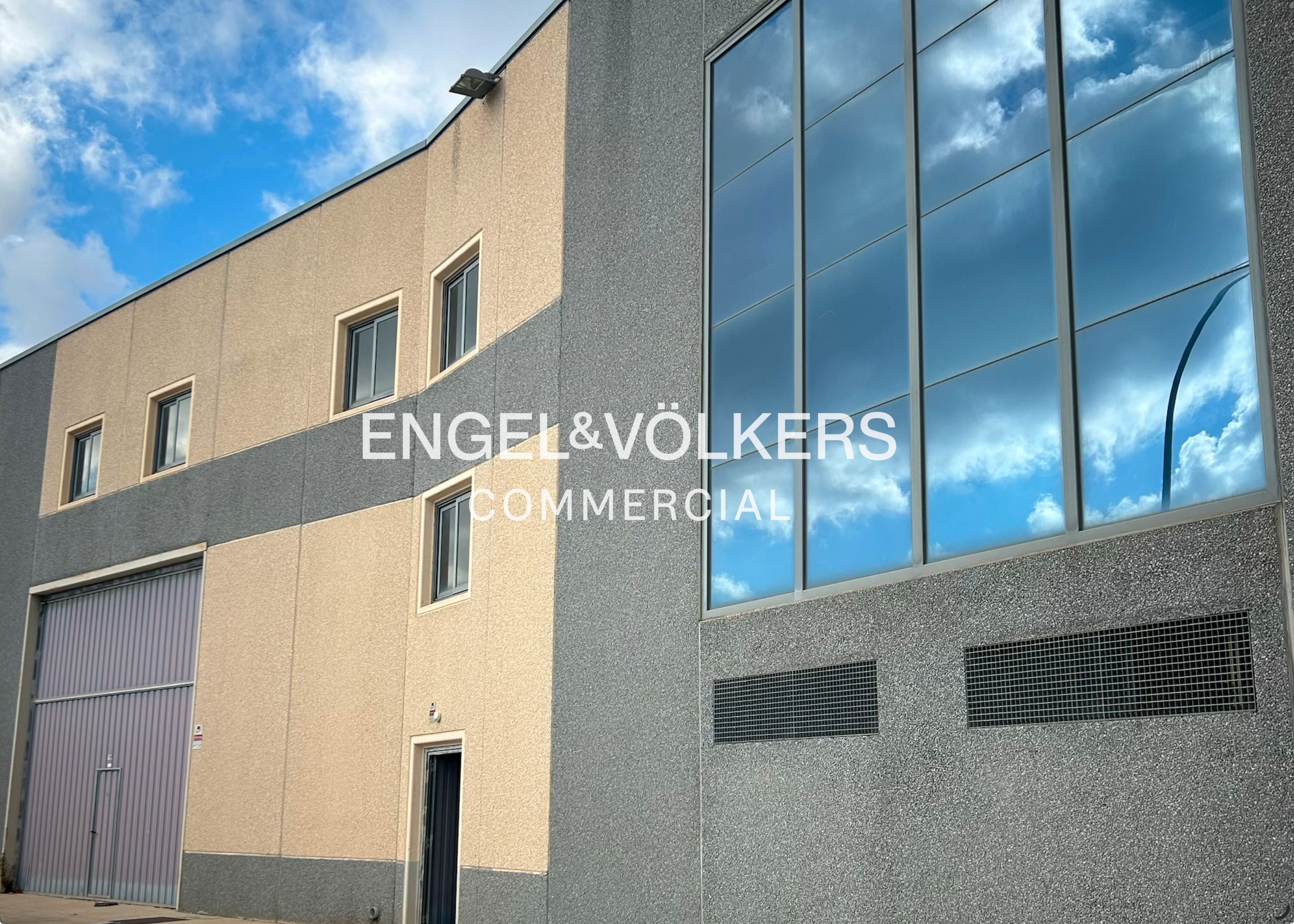 Vista exterior de Nau industrial en venda en Bellvei