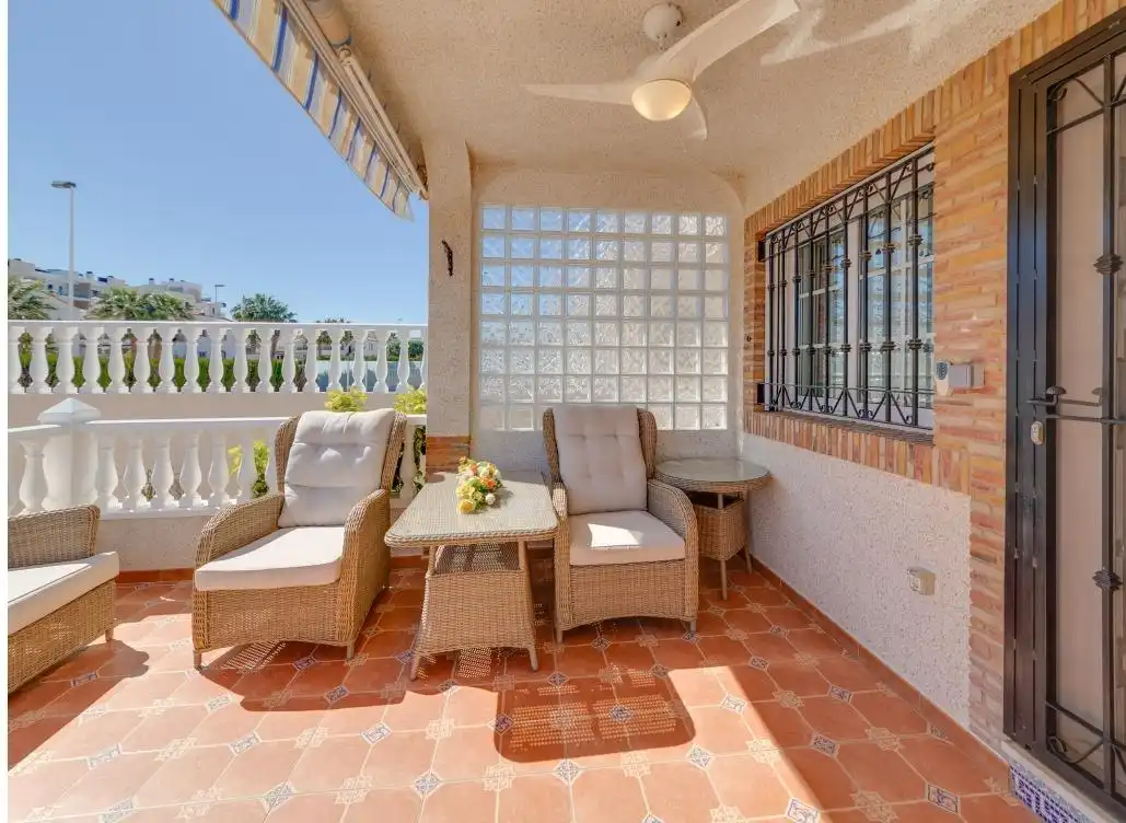 Maison mitoyenne avec terrasse à vendre à Calle MONTEZENIA-SOLANA 2