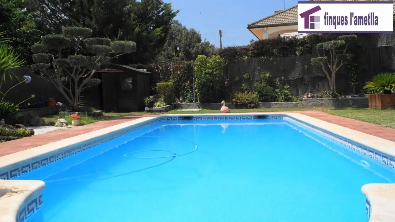 Piscina de Casa o chalet en venta en Bigues i Riells del Fai con Calefacción, Jardín privado y Parquet