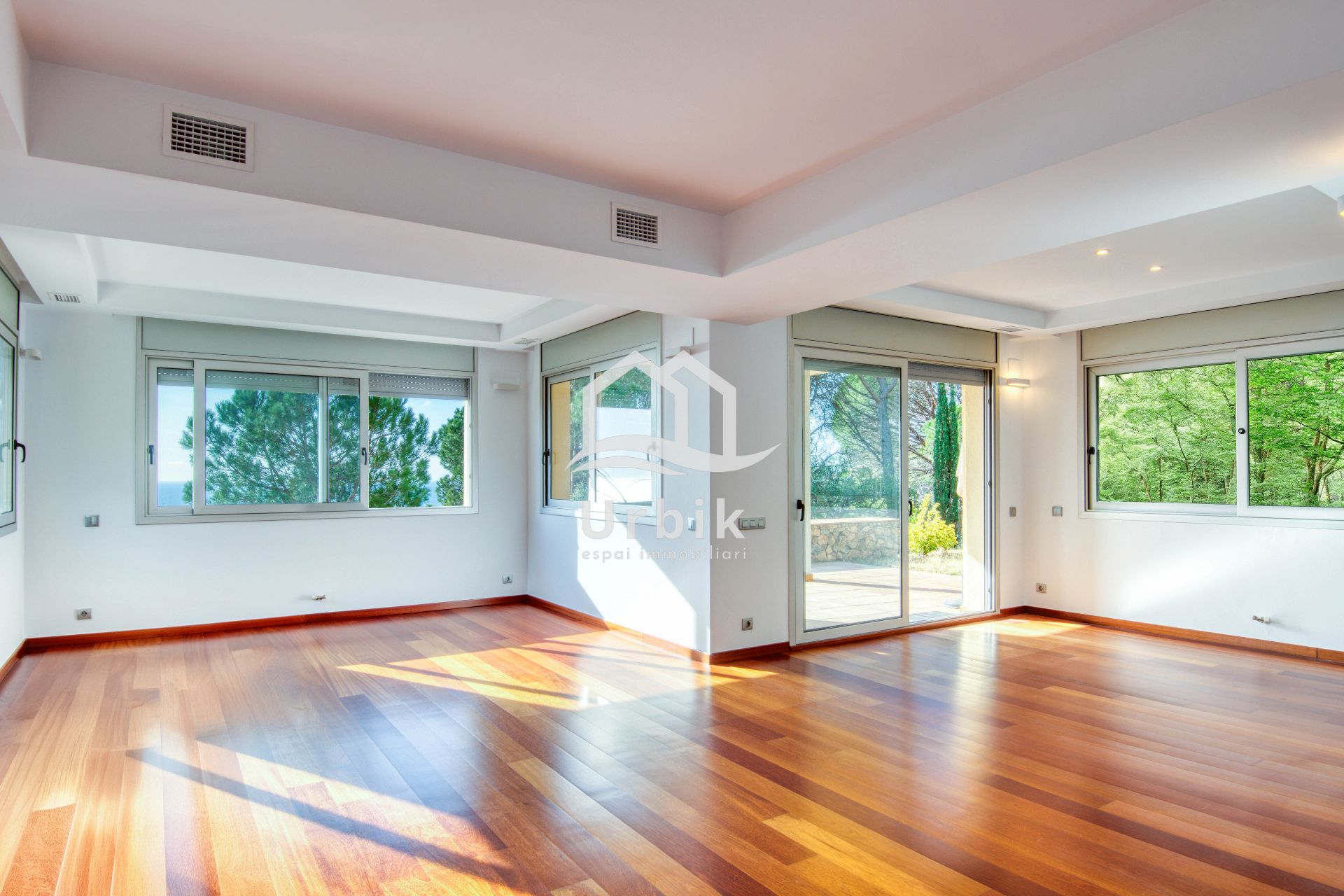 Sala d'estar de Casa o xalet en venda en Sant Feliu de Guíxols amb Aire condicionat, Calefacció i Jardí privat