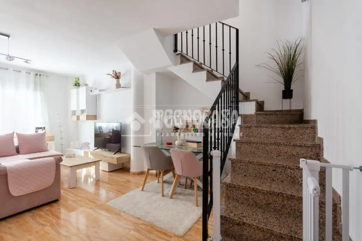 Sala de estar de Casa adosada en venta en Vélez-Málaga con Terraza