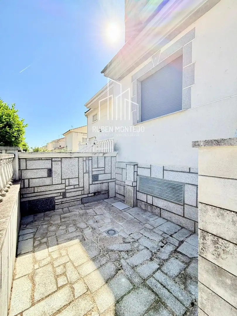 Vista exterior de Casa adosada en venda en Cabrerizos amb Calefacció, Jardí privat i Terrassa