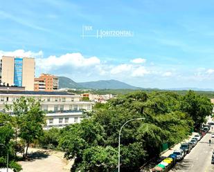 Vista exterior de Àtic en venda en Sabadell amb Aire condicionat i Terrassa