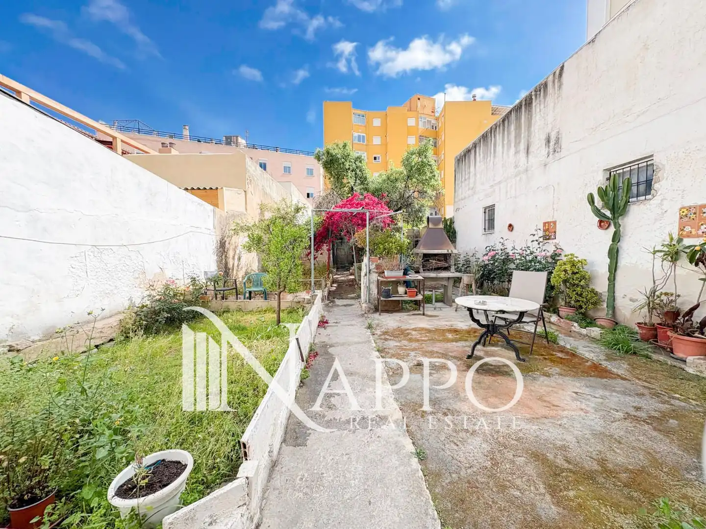 Außenansicht von Wohnung zum Verkauf in  Palma de Mallorca mit Privatgarten und Terrasse