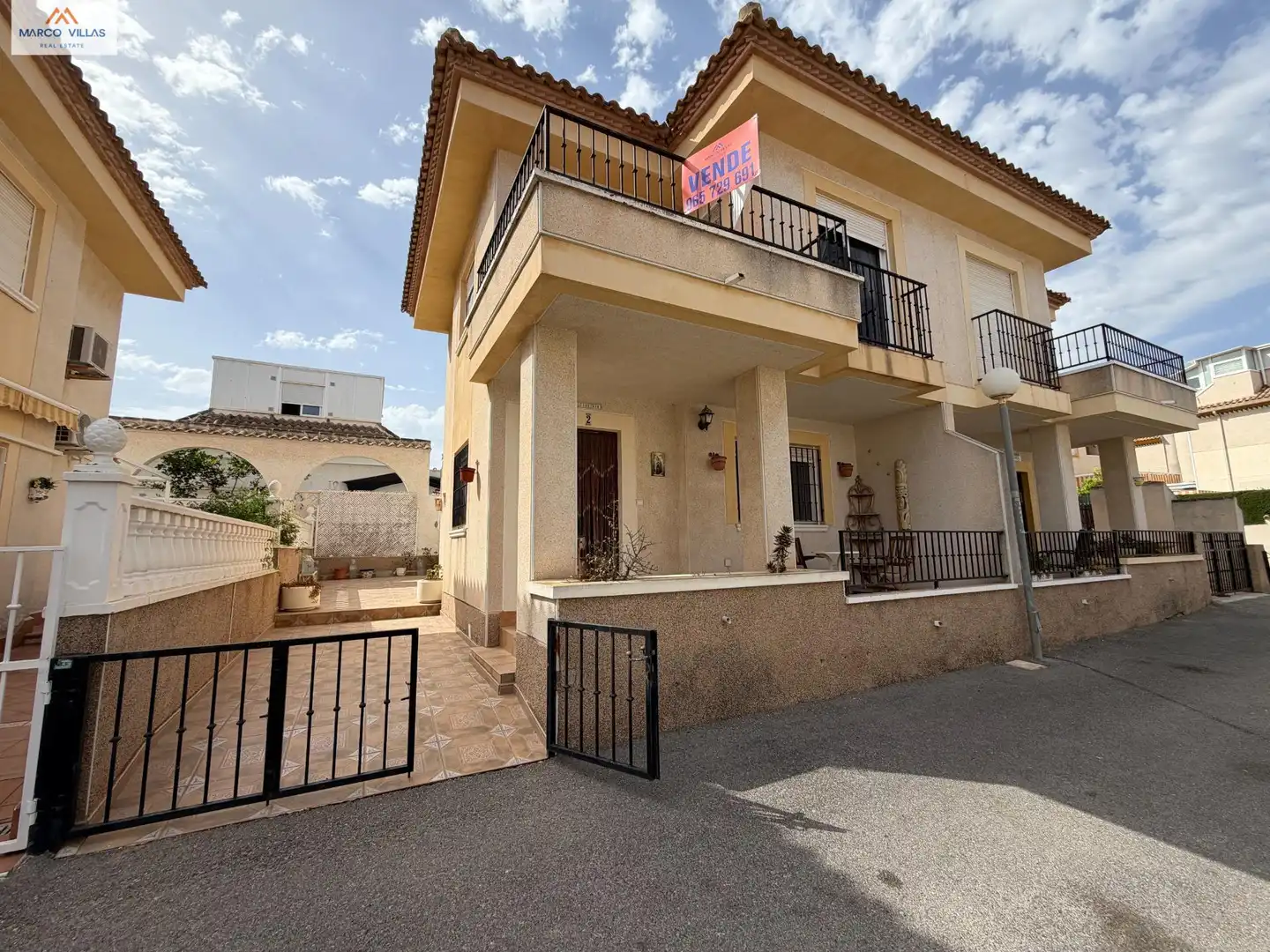 Vista exterior de Casa adosada en venta en Guardamar del Segura con Jardín privado, Terraza y Amueblado