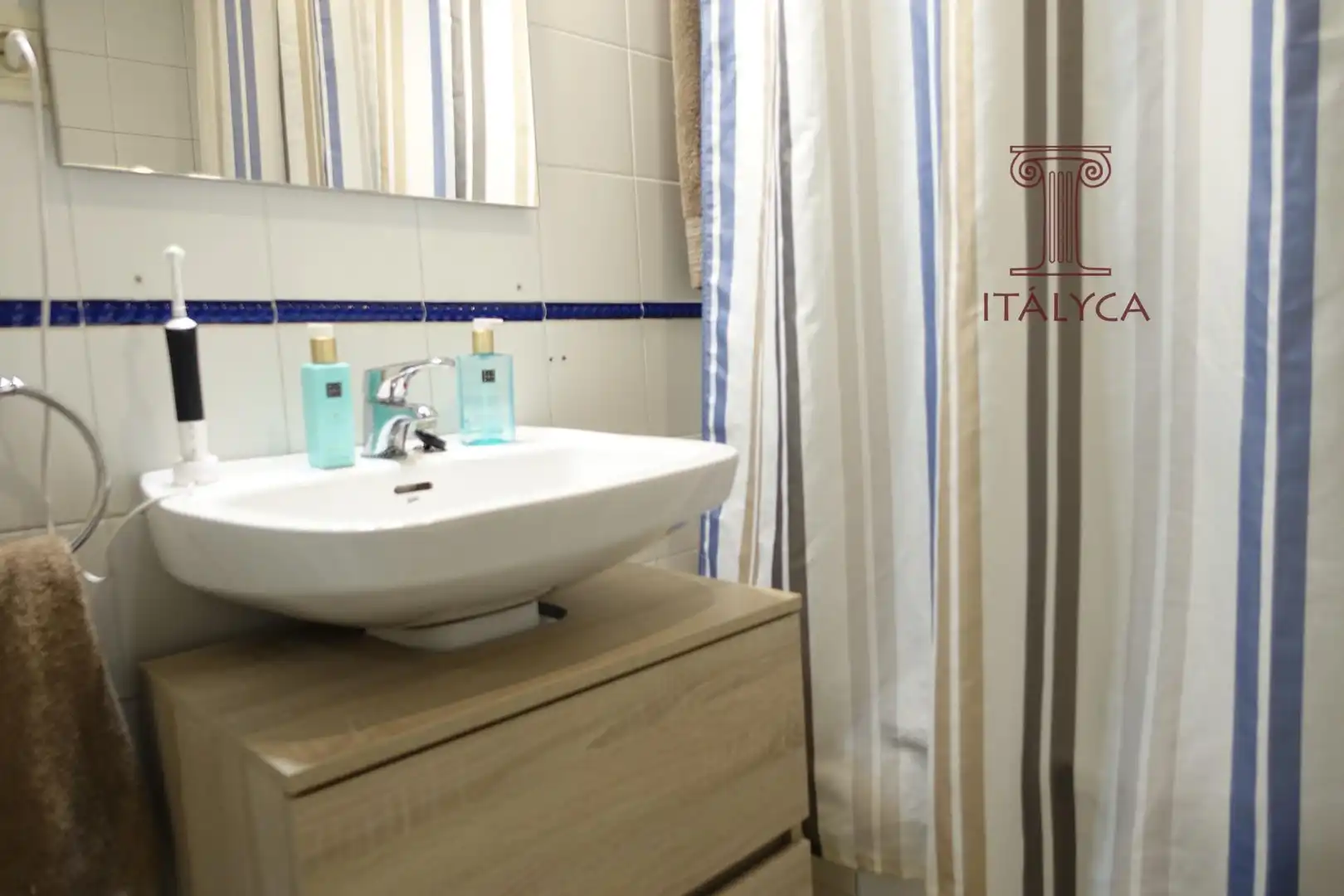 Badezimmer von Einfamilien-Reihenhaus zum Verkauf in San Juan de Aznalfarache mit Klimaanlage, Heizung und Privatgarten