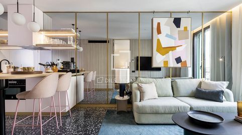 En alquiler lujoso piso en lEixample Derecho, amueblado de diseño y con un dormitorio con balcón exterior y servicios de la más al