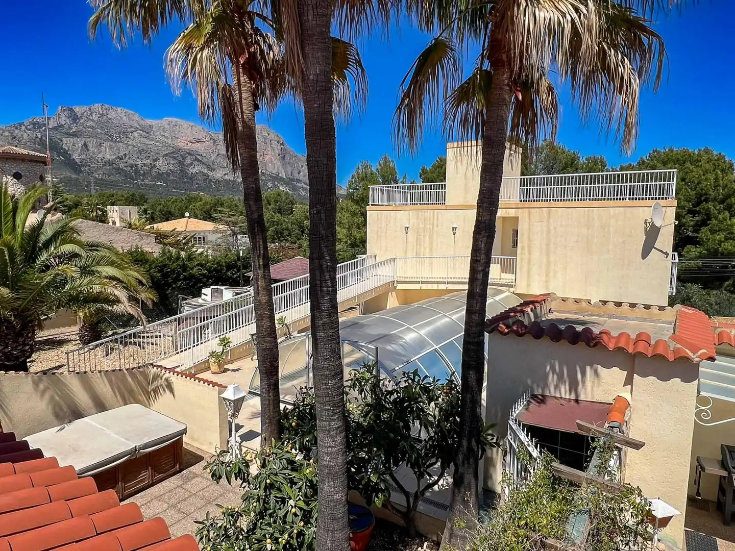 Vista exterior de Casa o chalet en venta en La Nucia con Aire acondicionado, Calefacción y Jardín privado