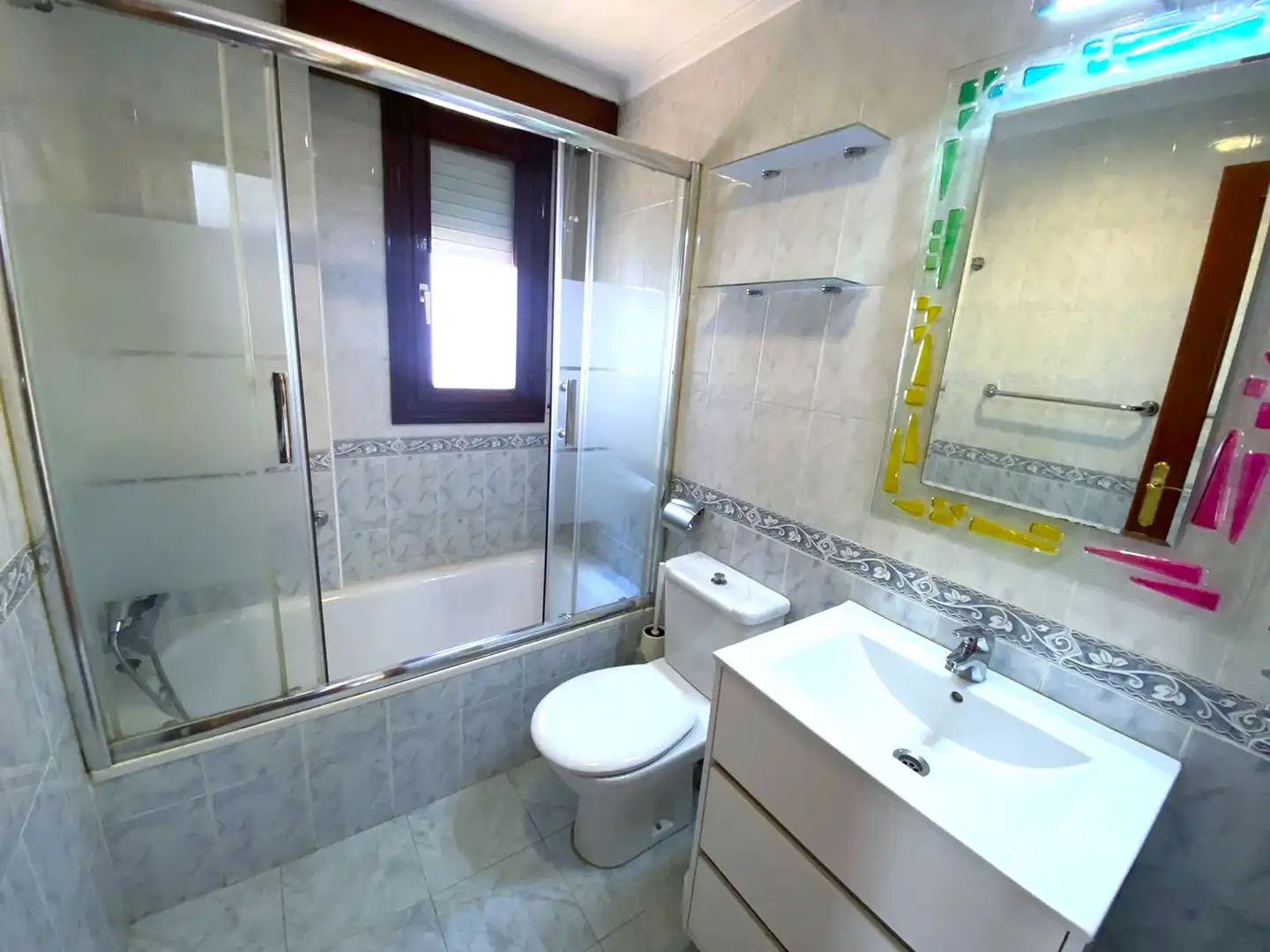 Badezimmer von Einfamilien-Reihenhaus zum Verkauf in Castro-Urdiales mit Heizung, Privatgarten und Parkett