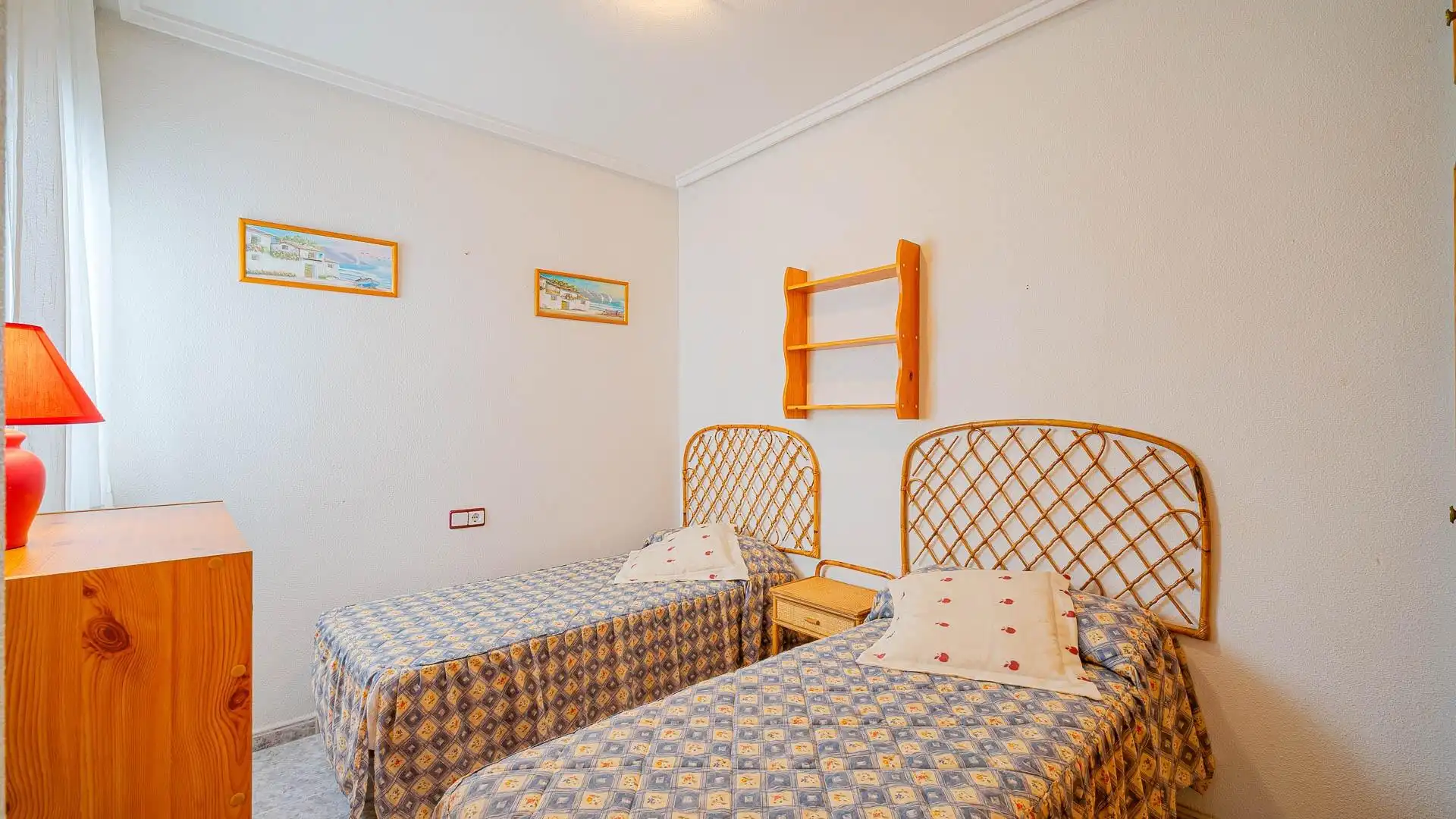 Dormitori de Apartament en venda en Torrevieja amb Aire condicionat, Terrassa i Moblat