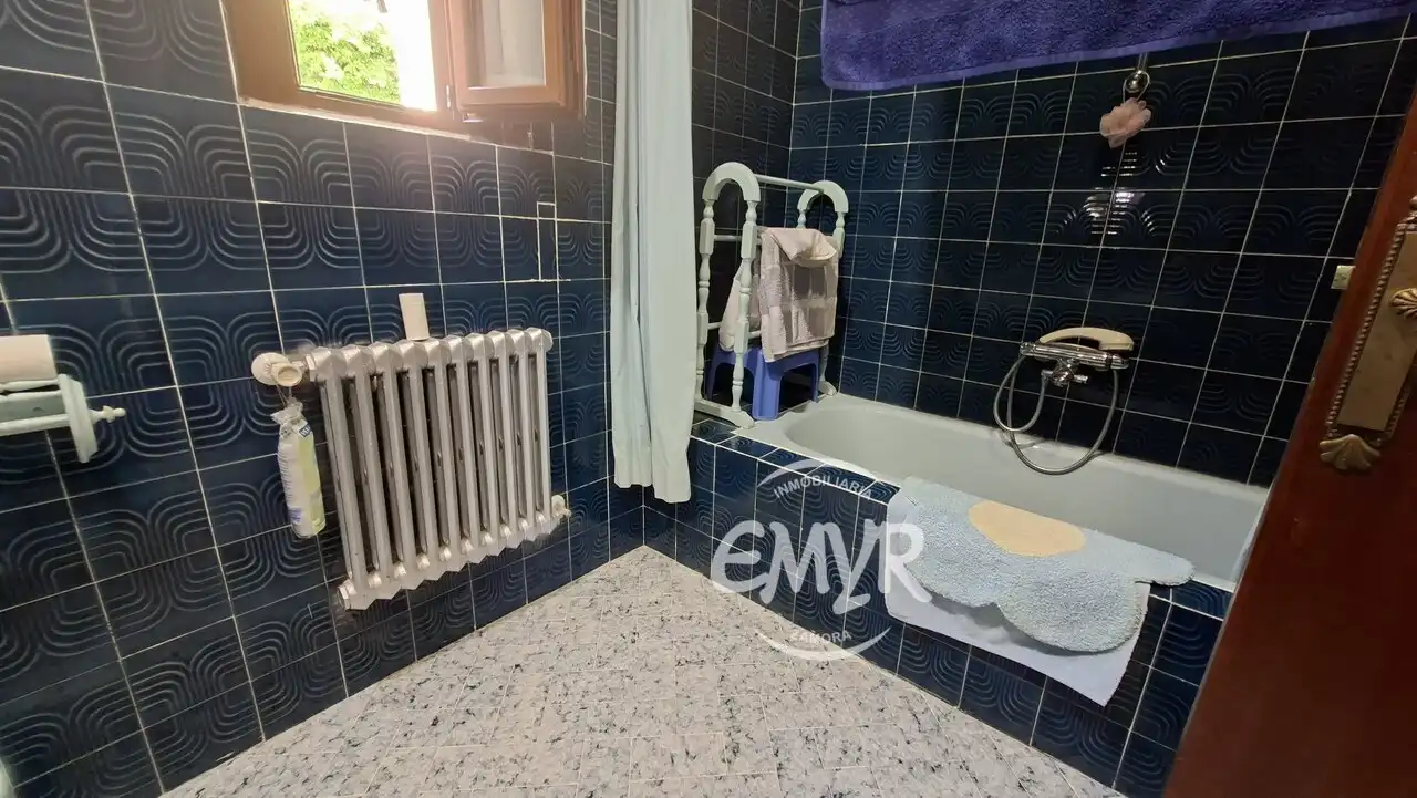 Bany de Casa o xalet en venda en Zamora Capital  amb Calefacció, Jardí privat i Parquet