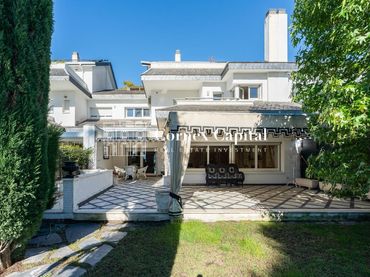 Casa aparellada amb piscina en venda a Pedralbes