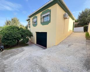 Vista exterior de Casa o xalet en venda en San Roque amb Aire condicionat, Jardí privat i Terrassa