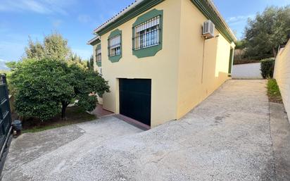 Vista exterior de Casa o xalet en venda en San Roque amb Aire condicionat, Terrassa i Piscina