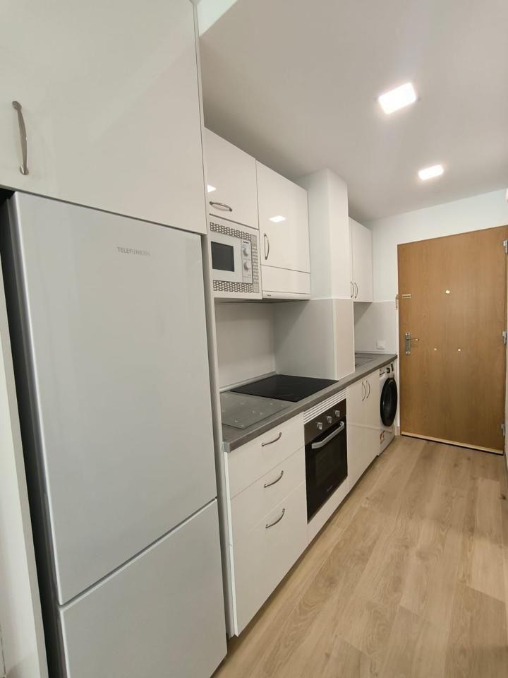 Cuina de Estudi de lloguer en Torremolinos amb Aire condicionat, Terrassa i Moblat