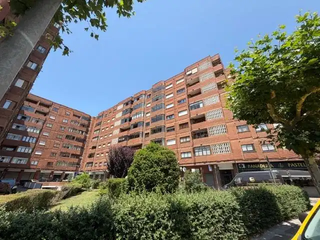 Vista exterior de Pis en venda en León Capital  amb Calefacció i Terrassa