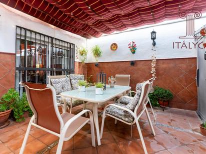 Terrassa de Casa adosada en venda en Tomares amb Calefacció, Jardí privat i Piscina comunitària