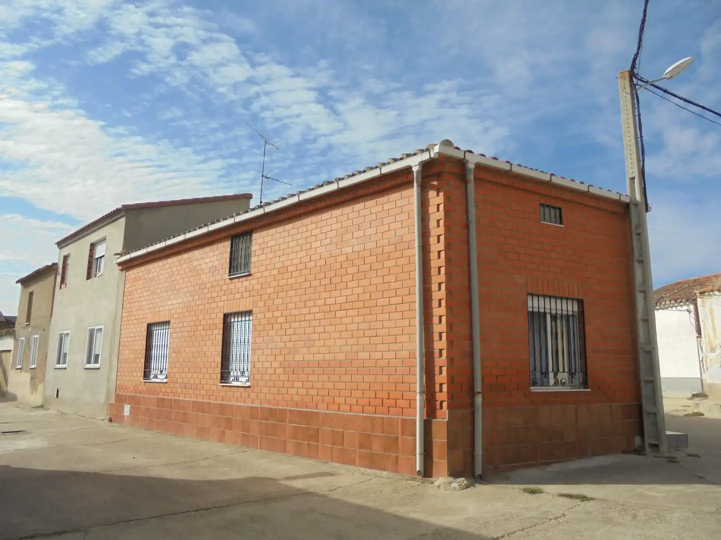 Vista exterior de Casa adosada en venda en La Bóveda de Toro  amb Calefacció, Moblat i Forn