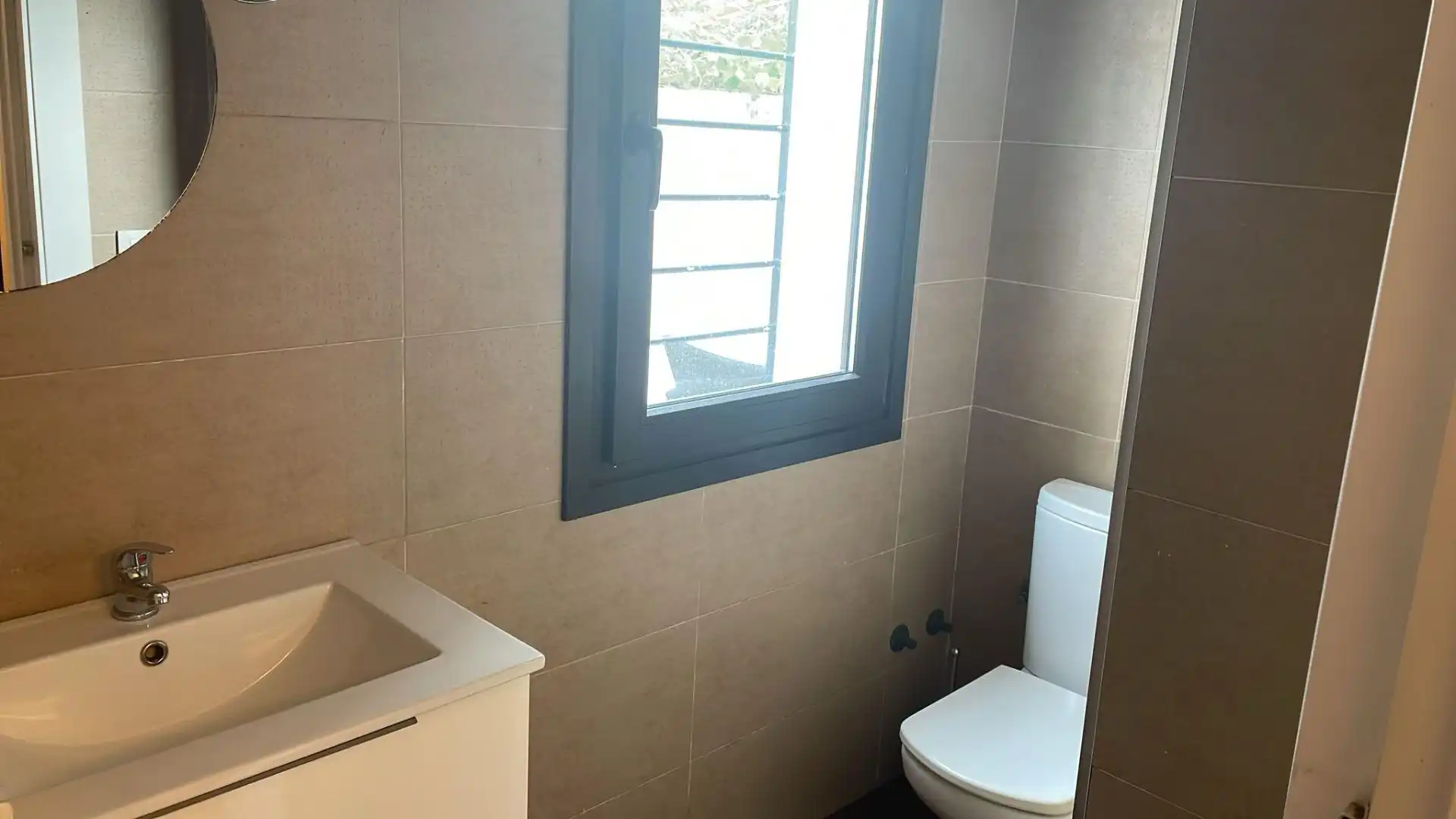 Badezimmer von Haus oder Chalet zum Verkauf in Algeciras mit Klimaanlage, Heizung und Privatgarten