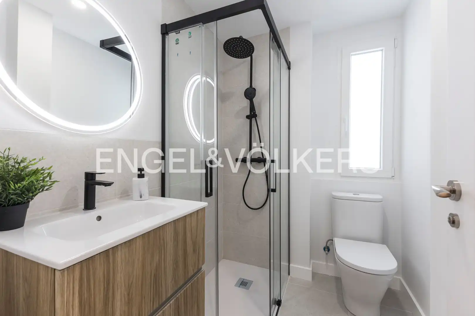 Bathroom of Flat for sale in Madrid  with Air Conditioner, Heating and Terrace