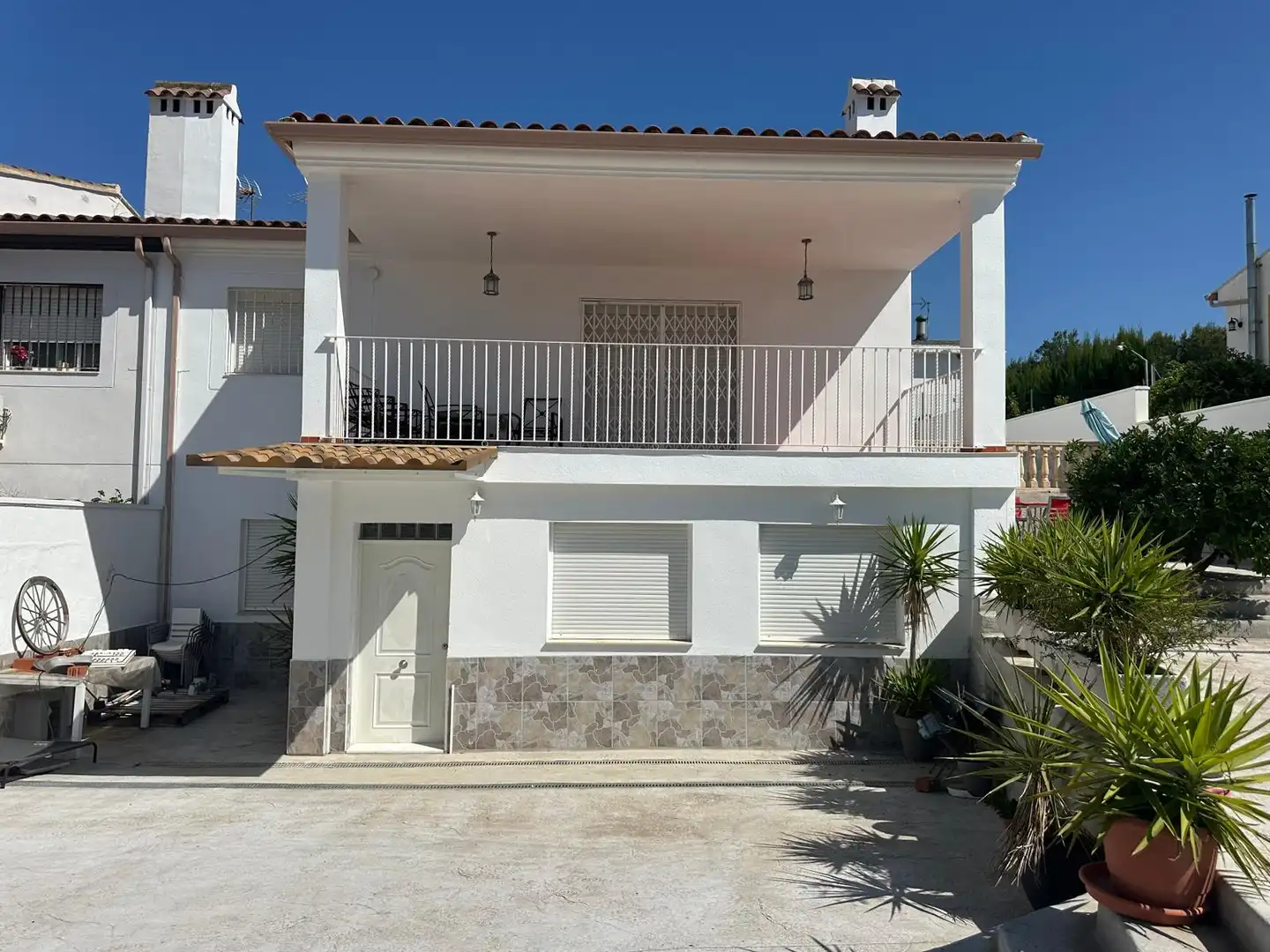 Vista exterior de Casa adosada en venta en Montserrat con Calefacción, Jardín privado y Parquet