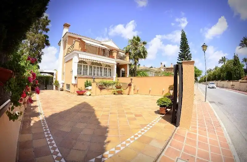 Vista exterior de Casa o xalet en venda en Alhaurín de la Torre amb Aire condicionat, Calefacció i Jardí privat