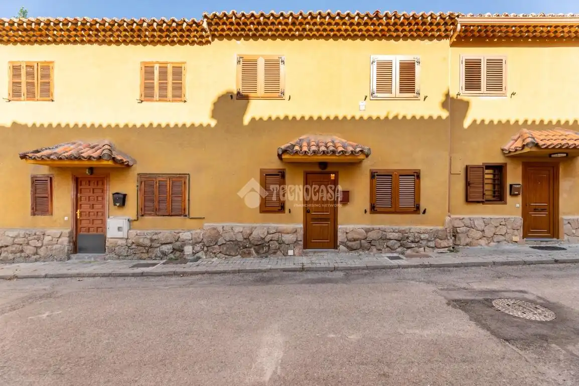Vista exterior de Casa adosada en venta en Torrelodones con Calefacción, Jardín privado y Terraza