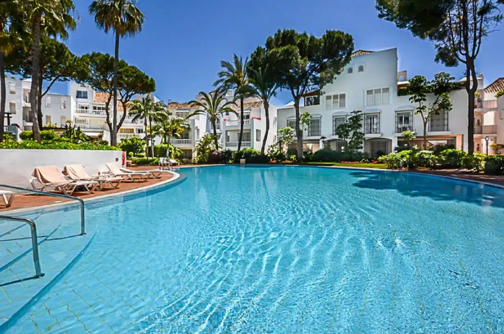 Vista exterior de Apartament en venda en Marbella amb Aire condicionat, Moblat i Forn