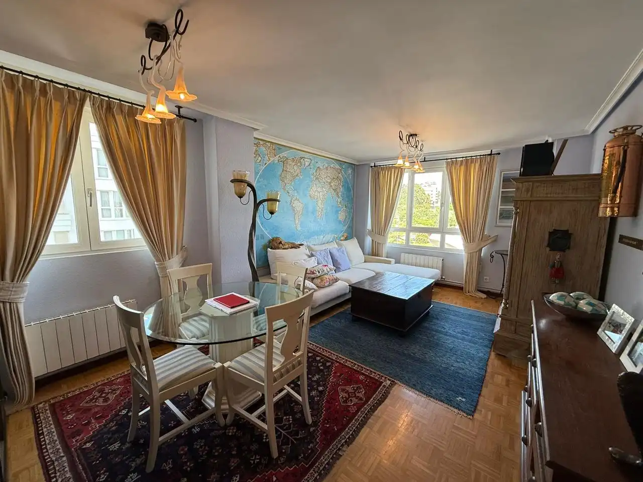 Sala de estar de Piso en venta en Castro-Urdiales con Calefacción, Parquet y Piscina comunitaria