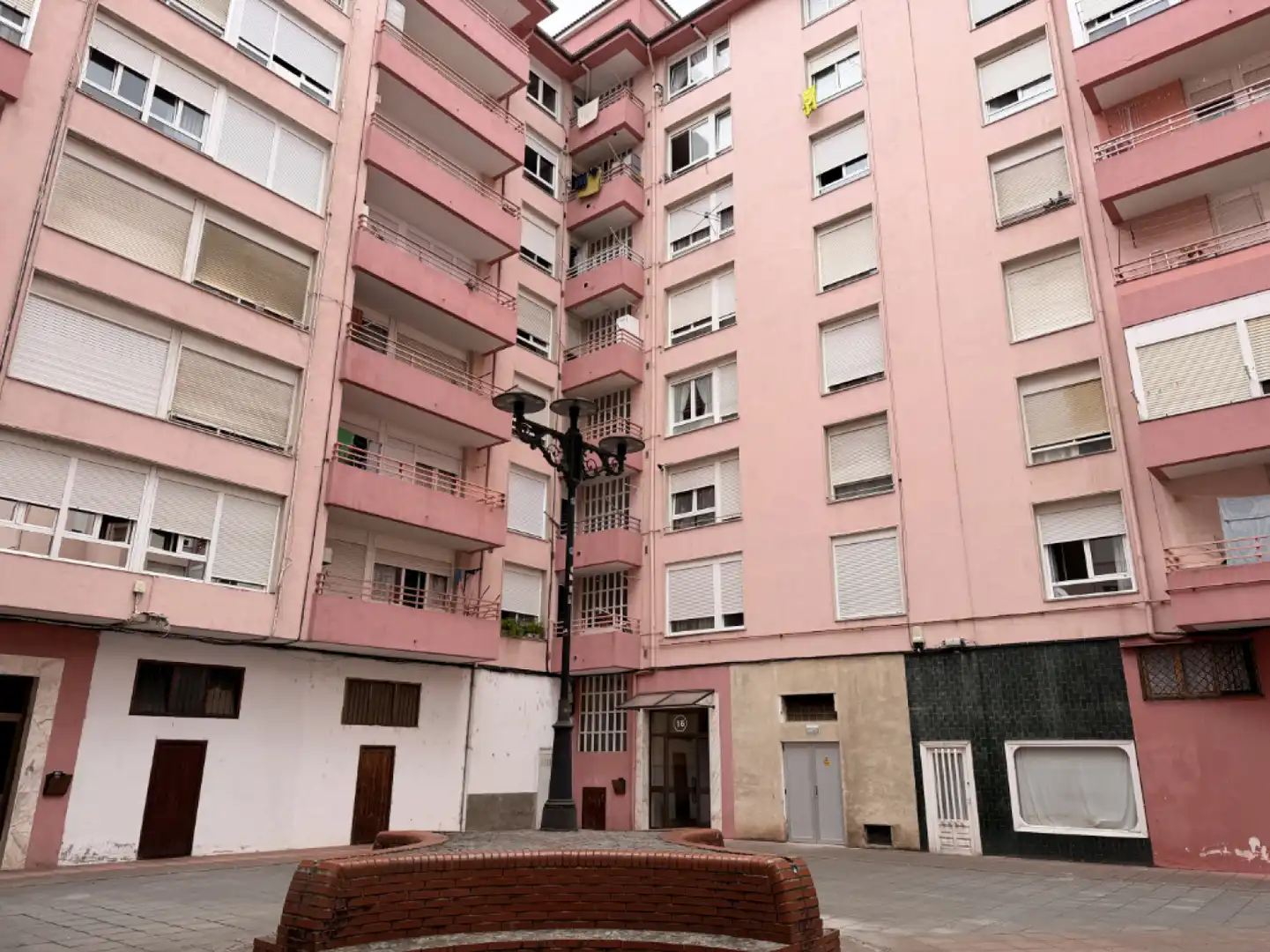 Außenansicht von Wohnung zur Miete in Los Corrales de Buelna  mit Heizung, Privatgarten und Parkett