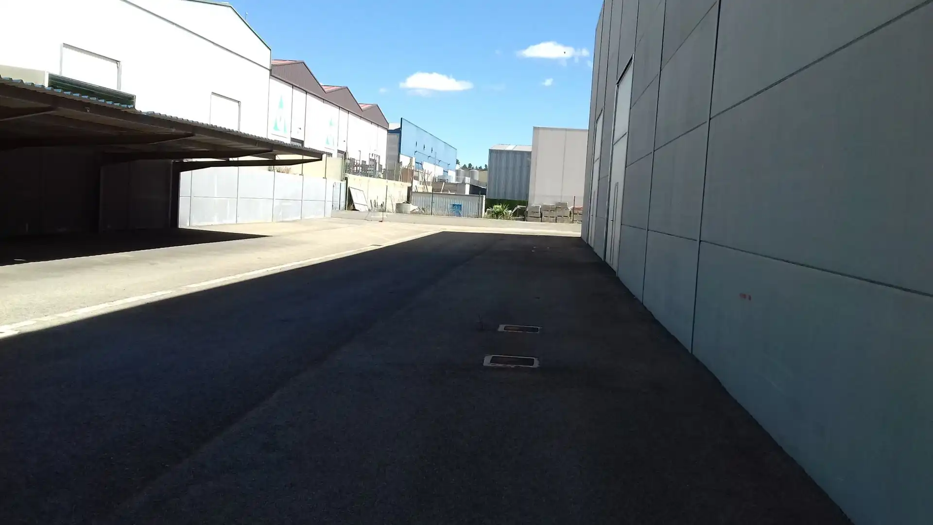 Parkplatz von Fabrikhallen zum Verkauf in Chiva