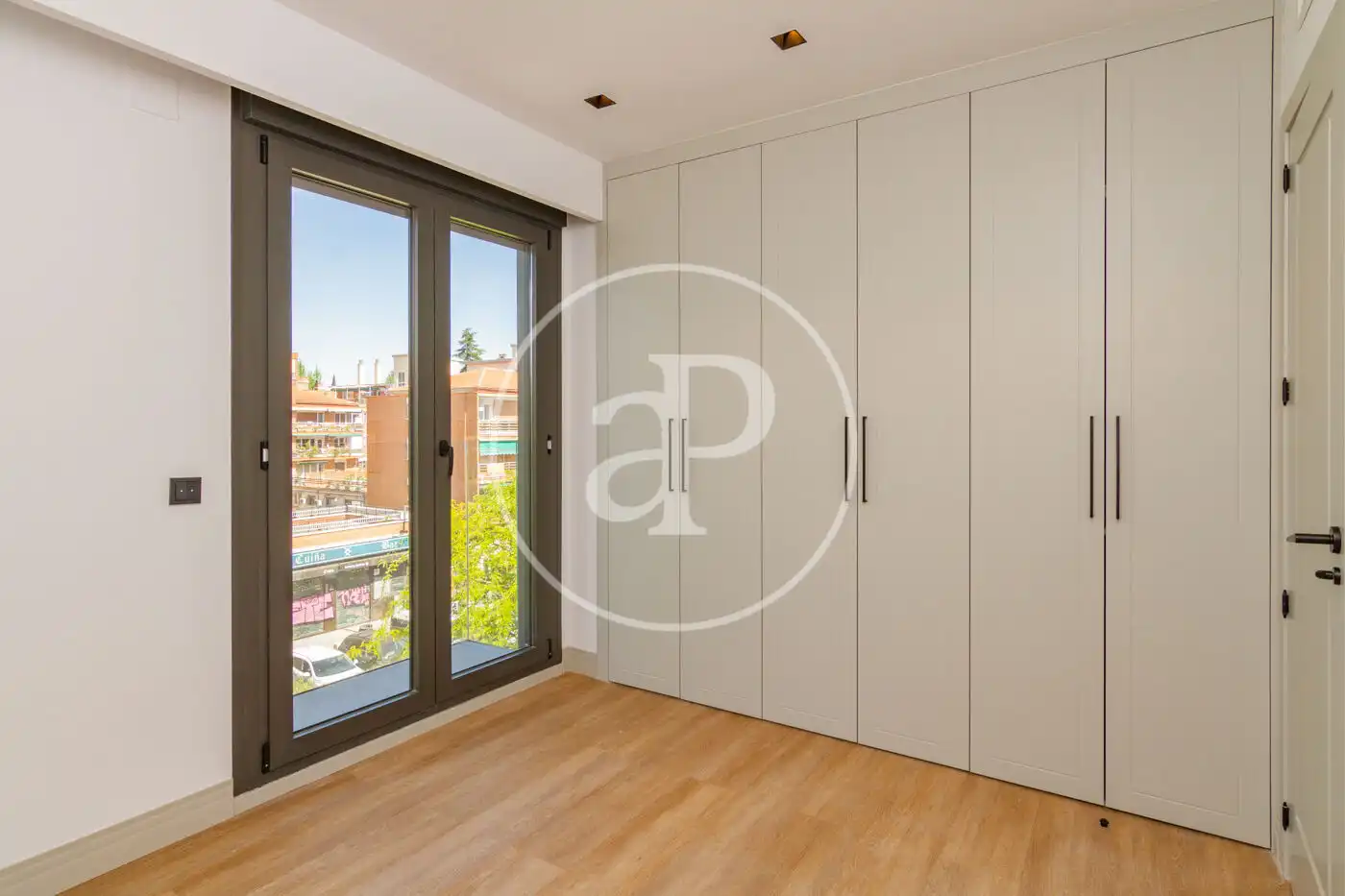 Schlafzimmer von Dachboden zur Miete in Madrid mit Klimaanlage, Heizung und Privatgarten