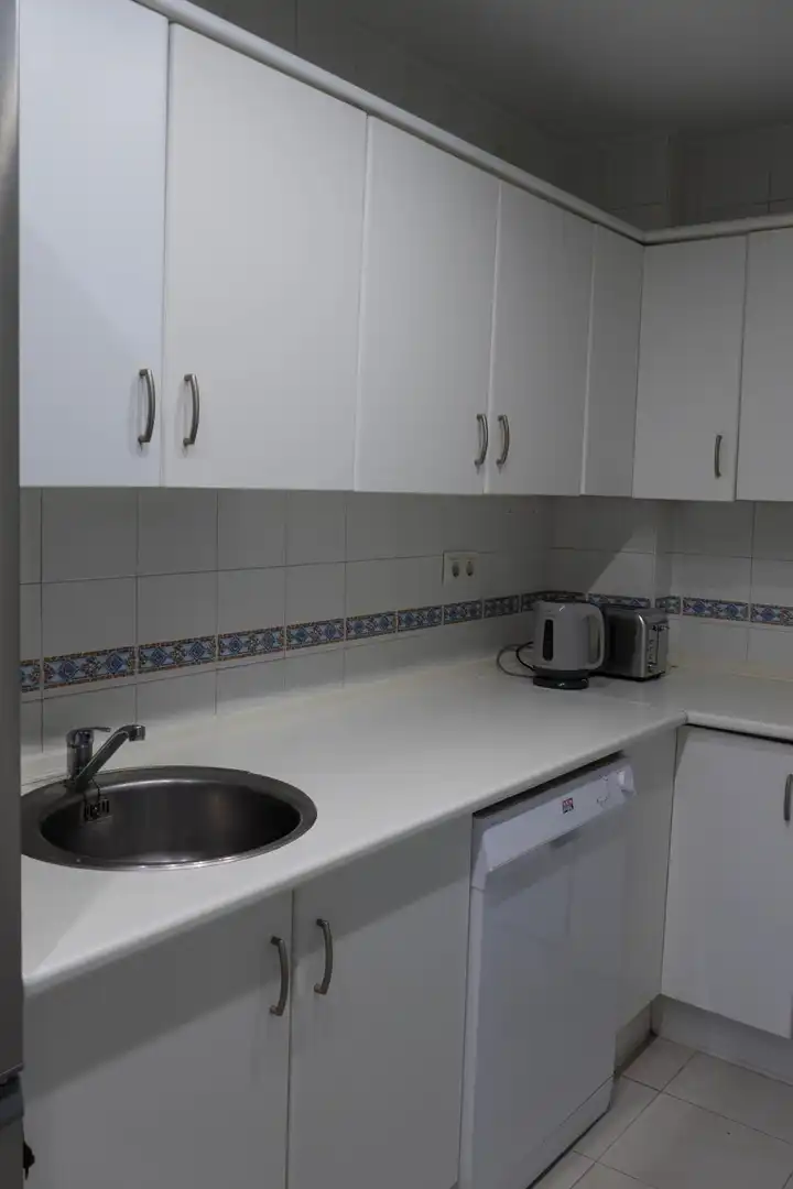Cuina de Apartament en venda en Estepona amb Jardí privat, Terrassa i Piscina comunitària