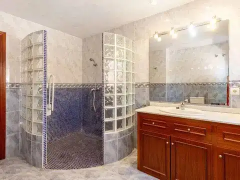 Casa aparellada amb terrassa en venda a Carrer Puigmal, imagen 42